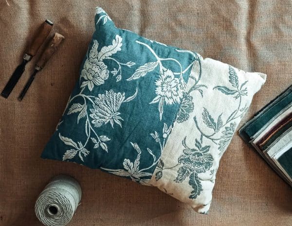 Coussins bleu et blanc à fleurs